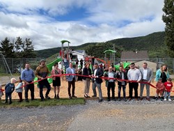 Une cours d'école transformée en lieu de rassemblement à Mont-Louis